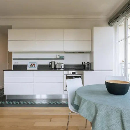 Апартаменты Central&spacious 2bd For 4 In Champs Elysees Париж